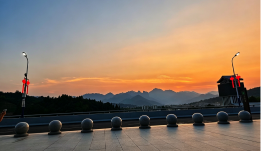 图为火车站晚景