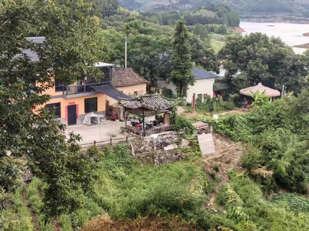 图为闲置农房现状勘测现场