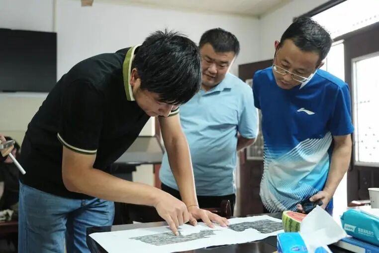图为指导老师与村负责人交流规划游览路径