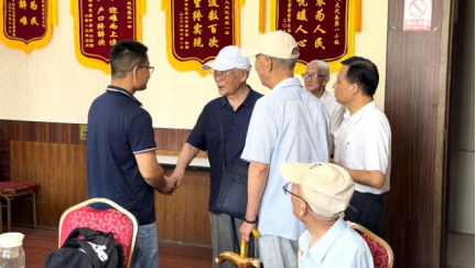 图1成员与新安江水电站建设者会面