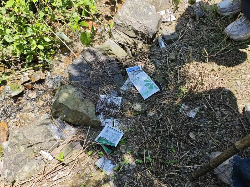 图为田间施用化肥后遗留垃圾
